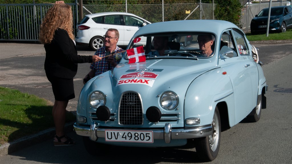 Vinderne af Touring klassen, Arne Lundsgaard og Søren Kamp i den lyseblå SAAB 96 fra 1963 venter her på at blive sendt ud på ruten af Silkeborgs borgmester, Helle Gade og Hans-Jørn Søgaard Andersen fra løbsledelsen.
(Foto: Viggo Johansen, rallypics.dk)
